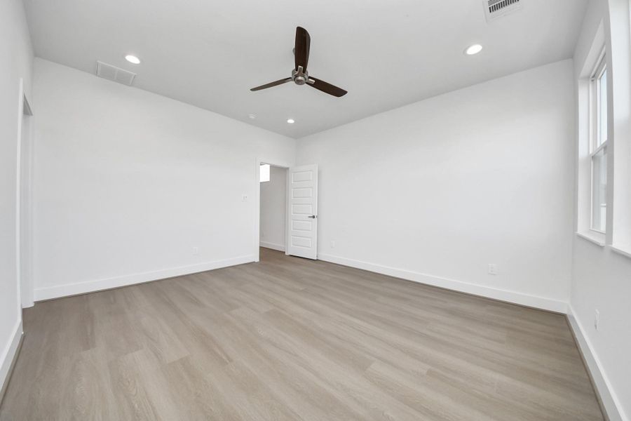 Spacious, unfurnished interior of a new home in , Houston (Image 34).