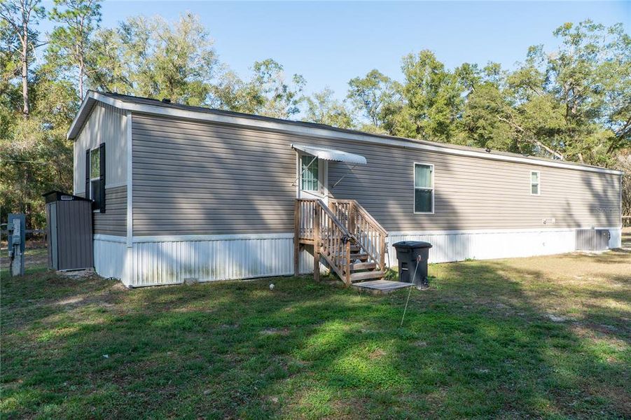 Exterior details and patio area of a home in , Dunnellon (Image 20).