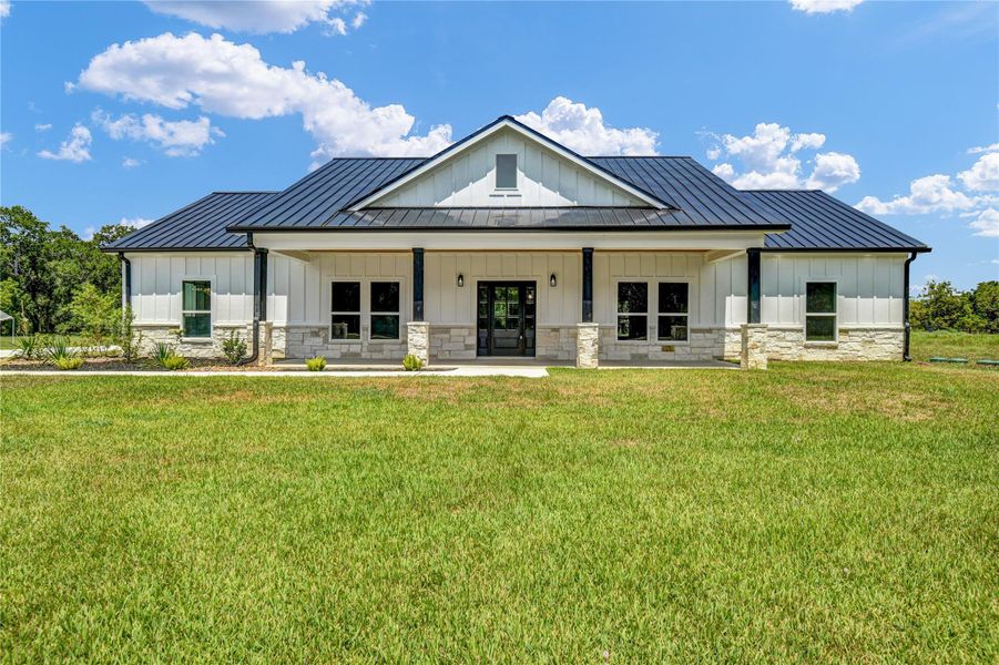 Exterior details and patio area of a home in , Angleton (Image 4).