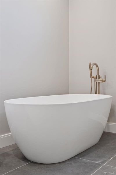 Photos are of a similar unit. Photos are of a similar unit.