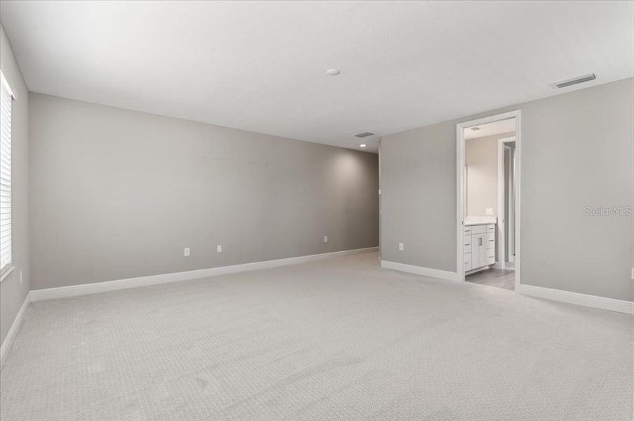 Spacious, unfurnished interior of a new home in , Sarasota (Image 46).