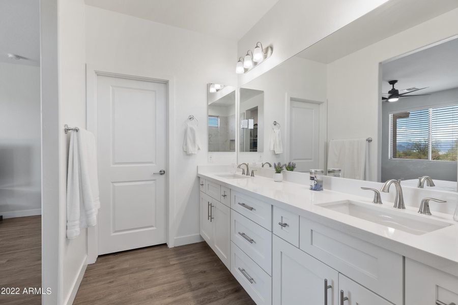 Large Vanity w/Double Sinks