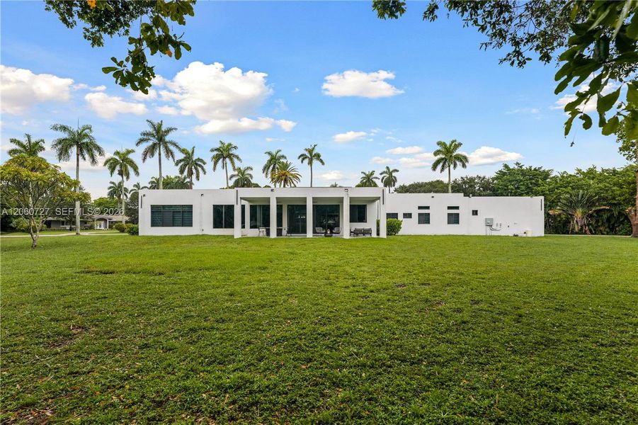Exterior details and patio area of a home in , Plantation (Image 4).