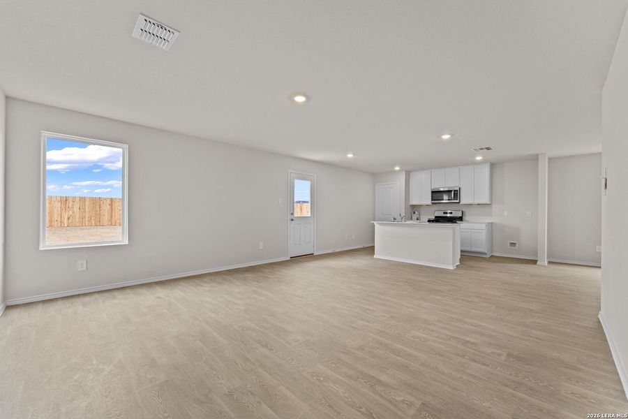 Spacious, unfurnished interior of a new home in Bollinger, Uhland (Image 8).