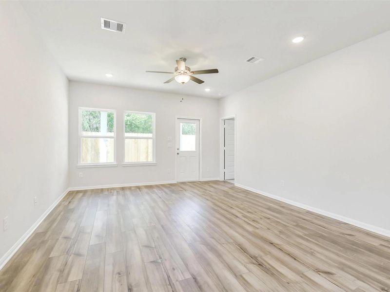 Spacious, unfurnished interior of a new home in Caney Creek Place, Conroe (Image 17).