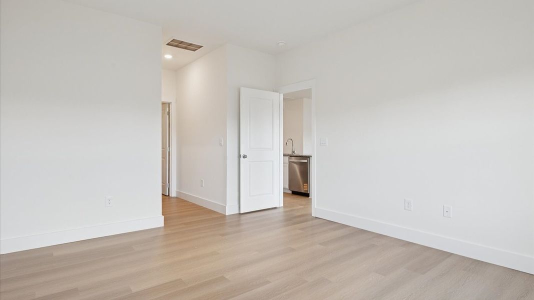 Spacious, unfurnished interior of a new home in Millstone Village, Morristown (Image 20).