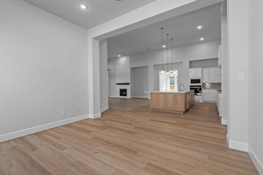 Spacious, unfurnished interior of a new home in Valencia 70', Manvel (Image 30).