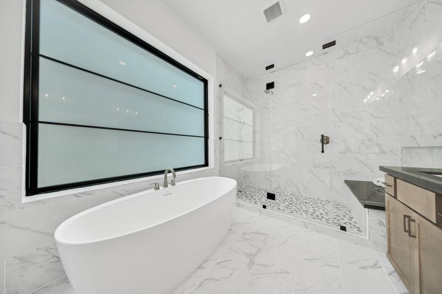 Free standing tub! Free standing tub!