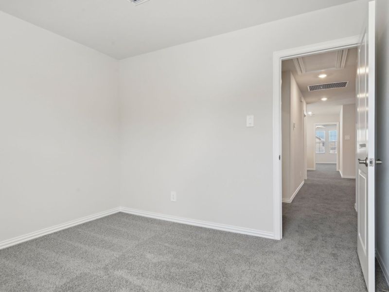 Spacious, unfurnished interior of a new home in Oak Ridge Park, Corinth (Image 16).