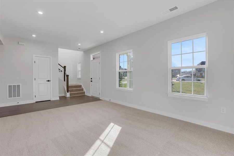 Spacious, unfurnished interior of a new home in Edinburgh, Locust Grove (Image 33).