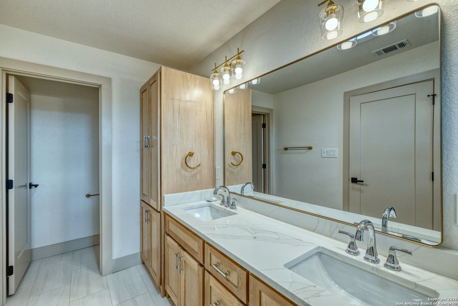 Furnished interior view inside a new home in , Uvalde (Image 9).