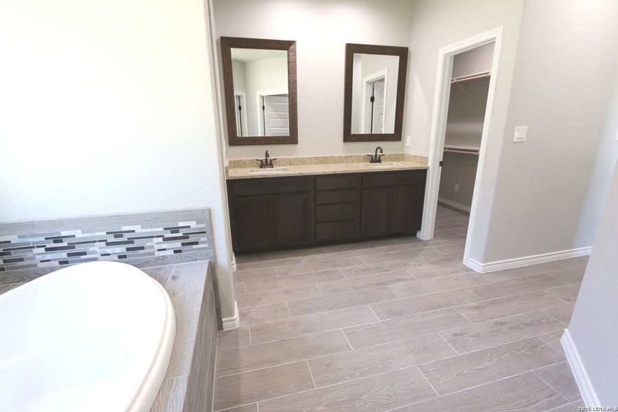 Furnished interior view inside a new home in , La Vernia (Image 7).