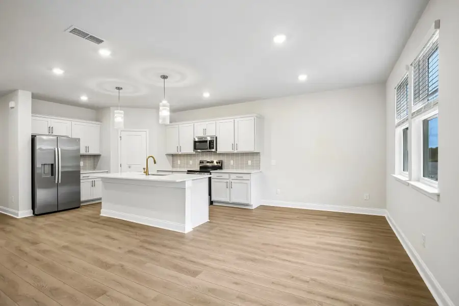 Breakfast Area & Kitchen