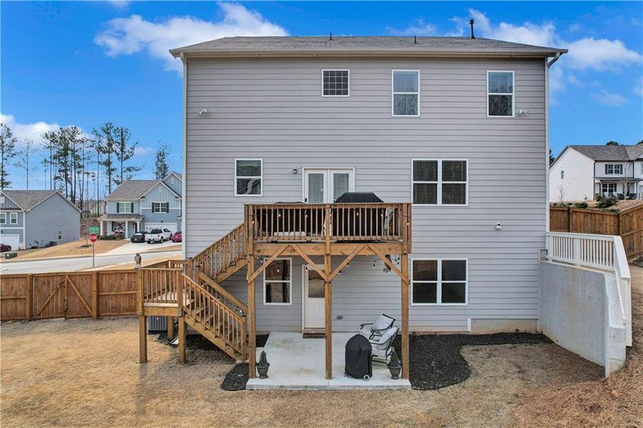 Exterior details and patio area of a home in Thompson Ridge, Dallas (Image 23).