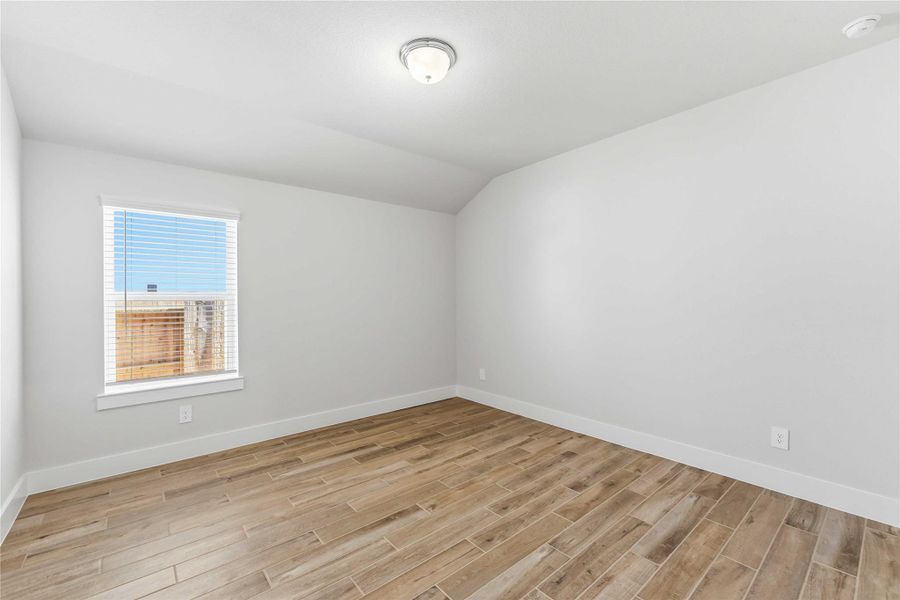 Spacious, unfurnished interior of a new home in Laurel Landing, Alvin (Image 12).