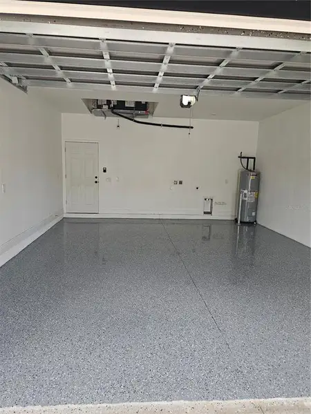 Spacious, unfurnished interior of a new home in , Pinellas Park (Image 5).