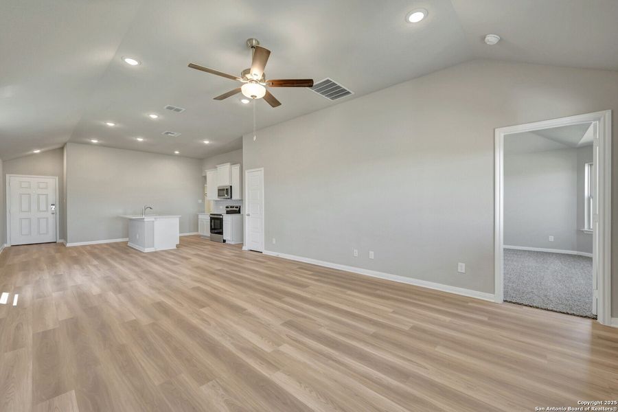 Spacious, unfurnished interior of a new home in Park Place, New Braunfels (Image 28).