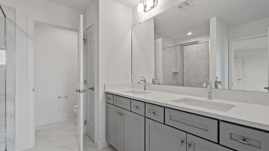 Primary en suite bath at the mandarin by DRB Homes in Trinity Place, FL Primary en suite bath at the mandarin by DRB Homes in Trinity Place, FL