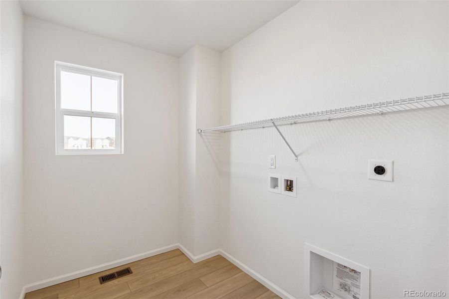 Spacious, unfurnished interior of a new home in Turnberry, Commerce City (Image 25).