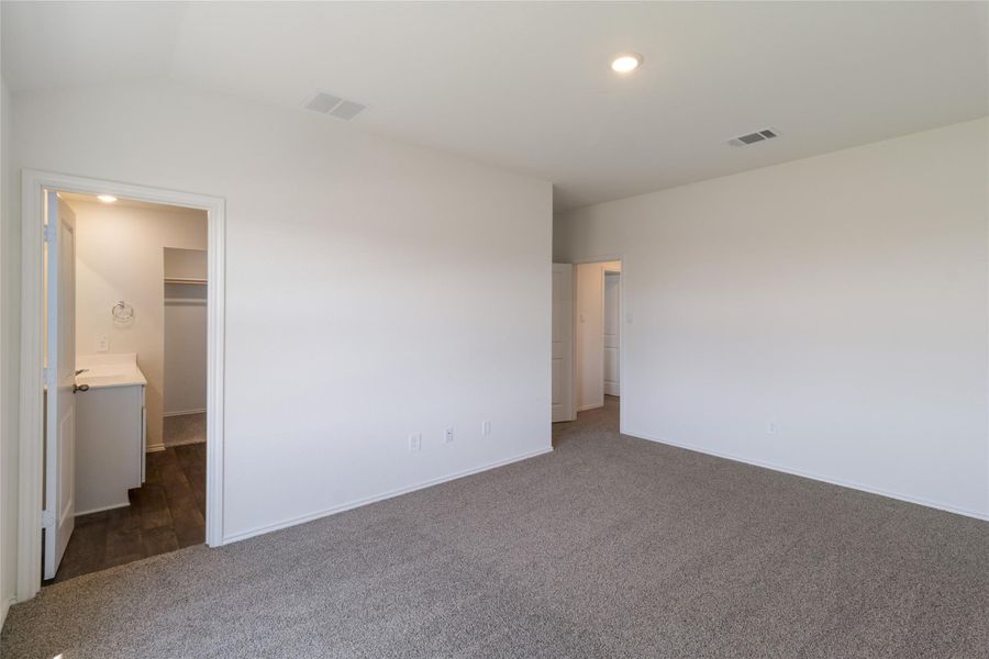 Spacious, unfurnished interior of a new home in Marigold, Uhland (Image 11).
