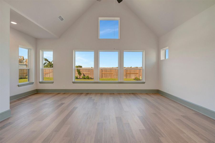 Spacious, unfurnished interior of a new home in Sienna - Parkview Collection, Missouri City (Image 23).
