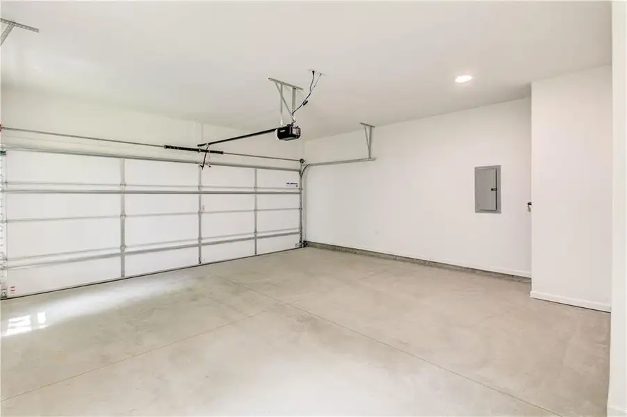 Spacious, unfurnished interior of a new home in , Villa Rica (Image 16).