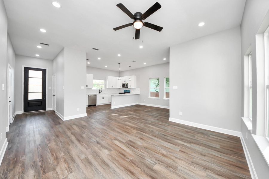 Spacious, unfurnished interior of a new home in , Houston (Image 28).