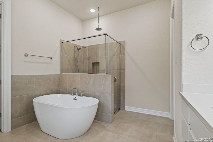 Furnished interior view inside a new home in Cibolo Crossing, Universal City (Image 16).