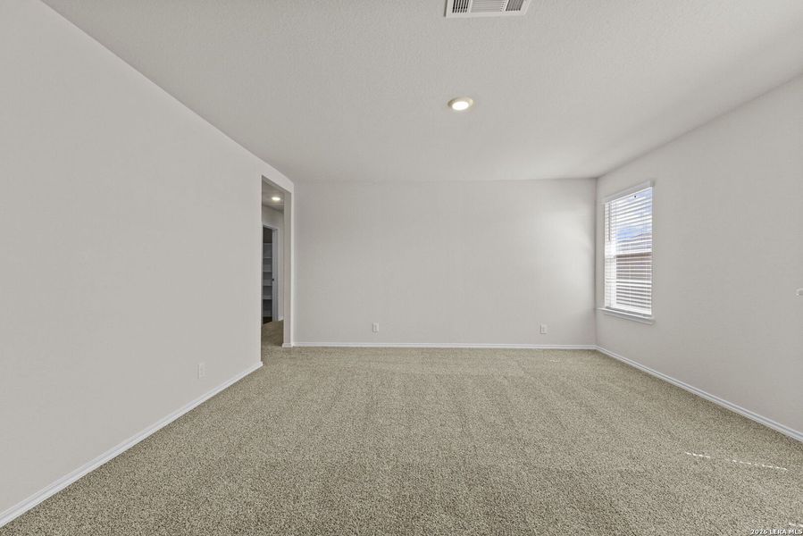 Spacious, unfurnished interior of a new home in Hunters Ranch, San Antonio (Image 25).