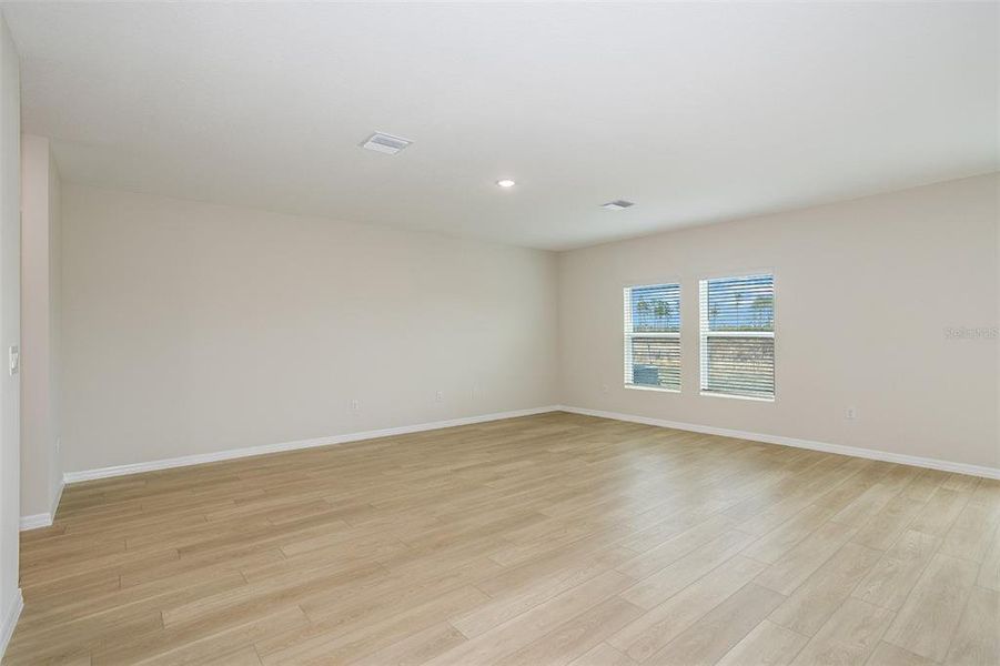 Spacious, unfurnished interior of a new home in Pasadena Ridge, Dade City (Image 15).