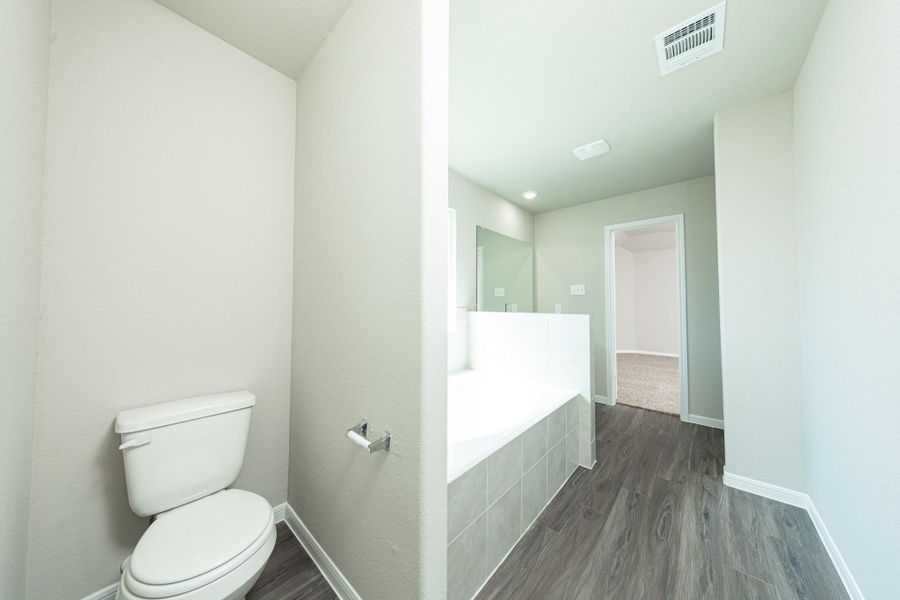 Furnished interior view inside a new home in Mackenzie Creek, Conroe (Image 6).