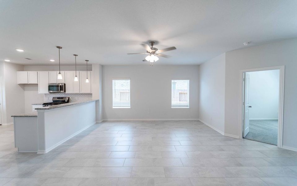 Spacious, unfurnished interior of a new home in Pecan Estates, Crosby (Image 9).