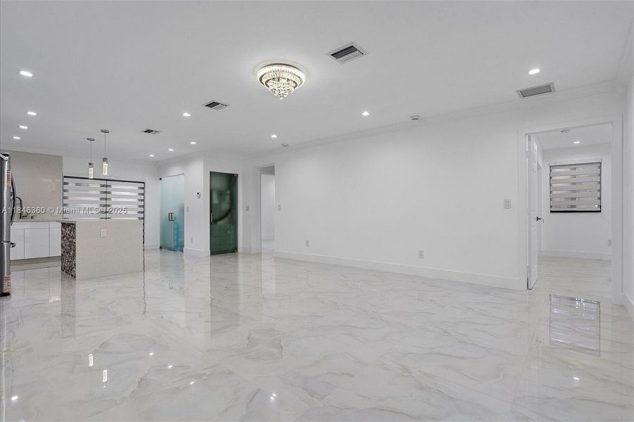 Spacious, unfurnished interior of a new home in , Hialeah (Image 18).