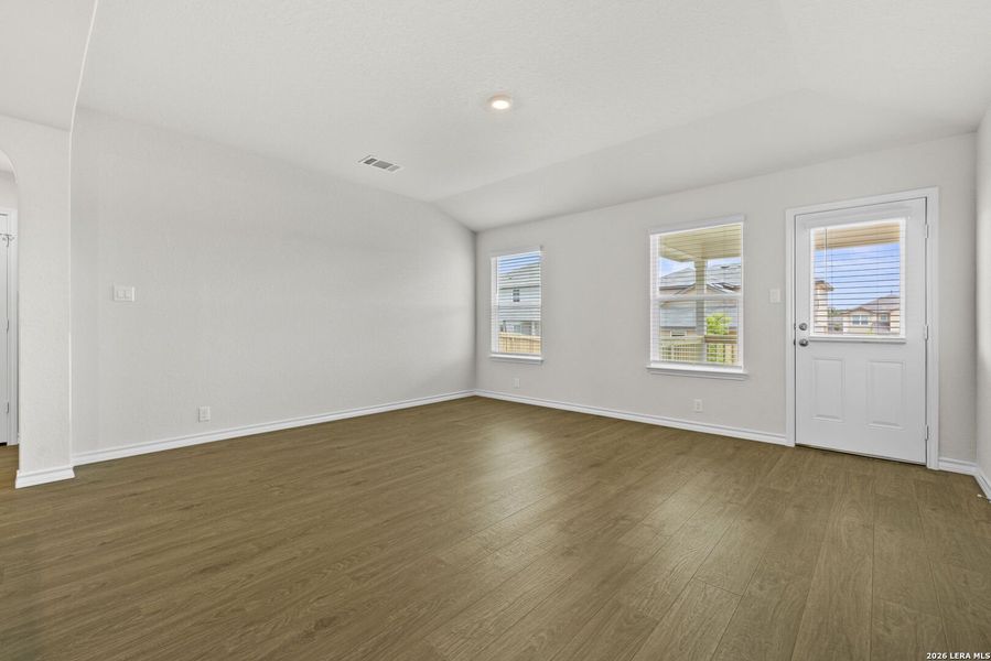 Spacious, unfurnished interior of a new home in Redbird Ranch, San Antonio (Image 20).