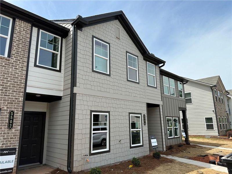 Exterior details and patio area of a home in Laurelwood, Douglasville (Image 4).