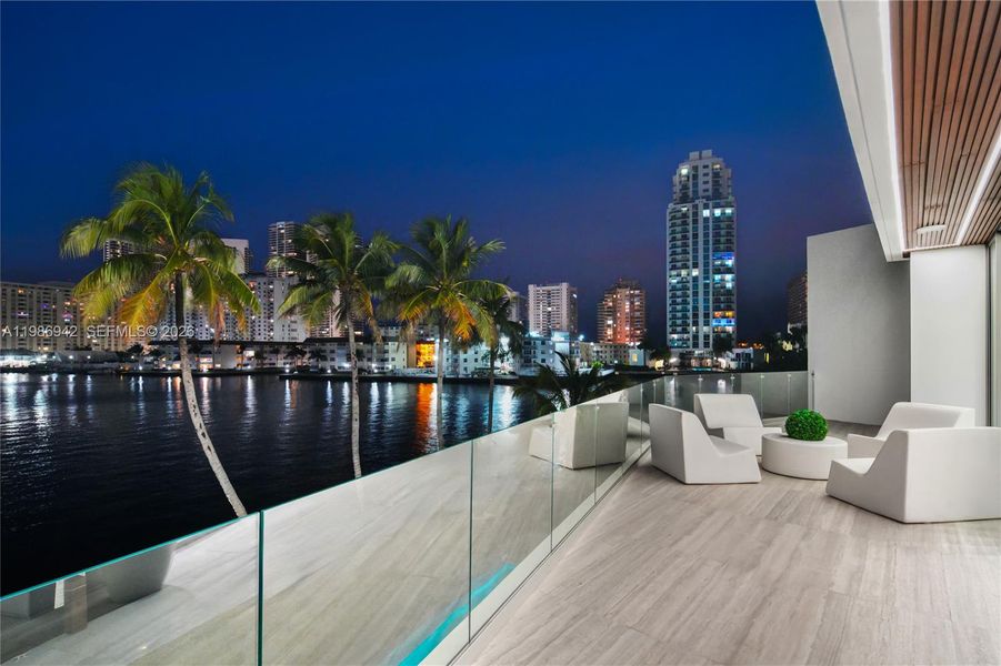 Condo located in Hallandale Beach, FL showcasing its design and architecture (Image 28).