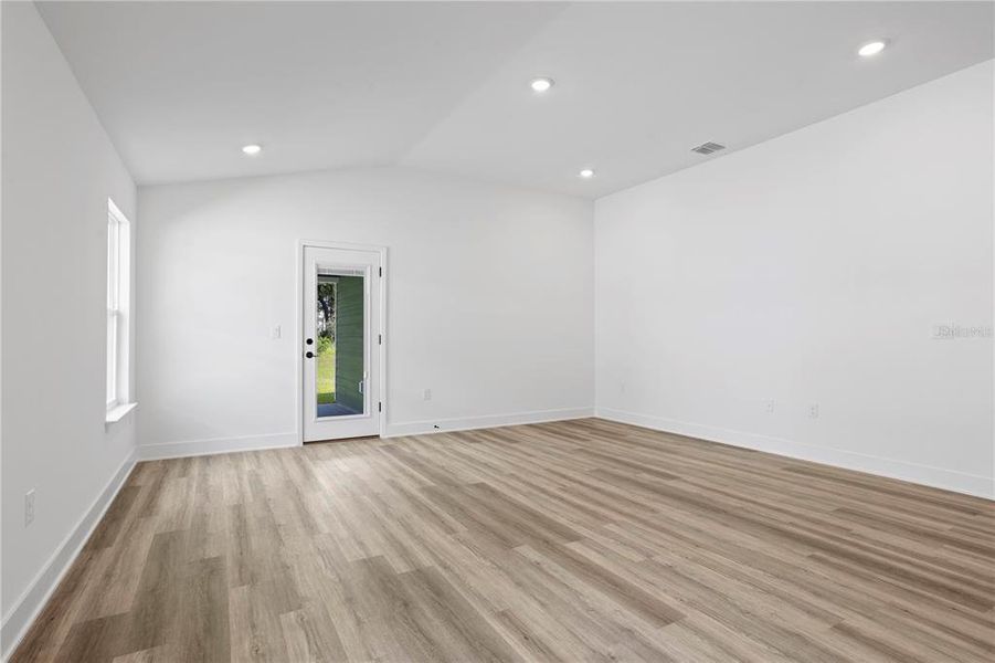 Spacious, unfurnished interior of a new home in Kirkland Farms, Alachua (Image 18).