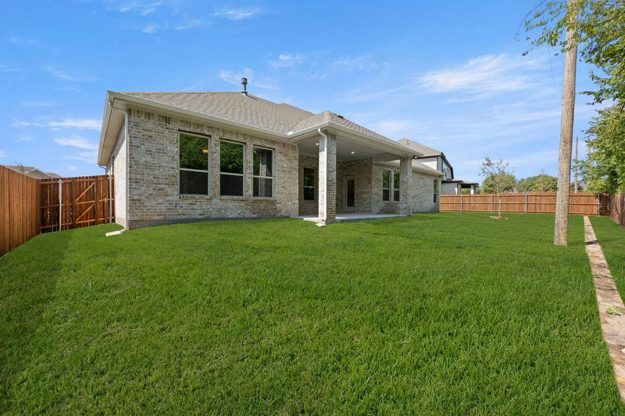 Exterior details and patio area of a home in Kentsdale Farms, DeSoto (Image 4).