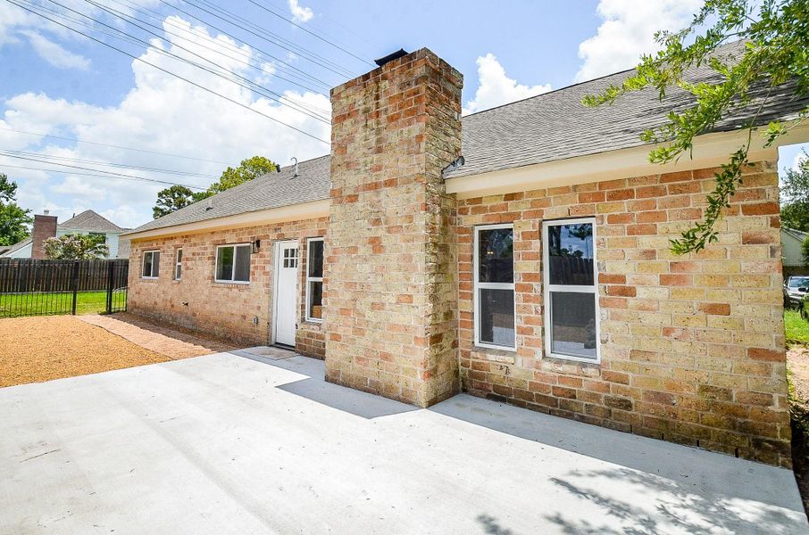 Exterior details and patio area of a home in , Sugar Land (Image 27).