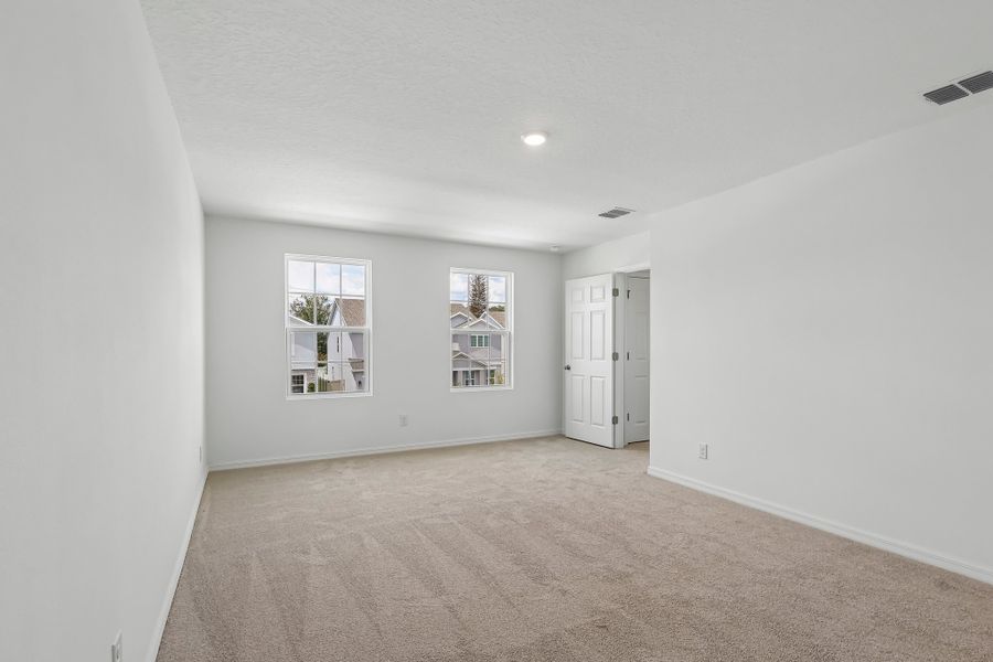 Spacious, unfurnished interior of a new home in Harrell Oaks, Orlando (Image 8).