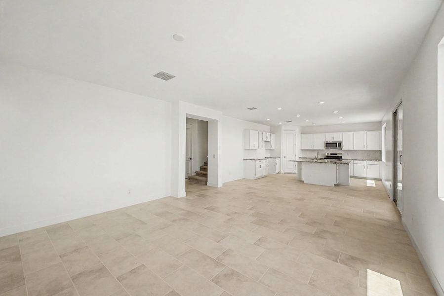 Spacious, unfurnished interior of a new home in Bella Vista Farms, San Tan Valley (Image 8).