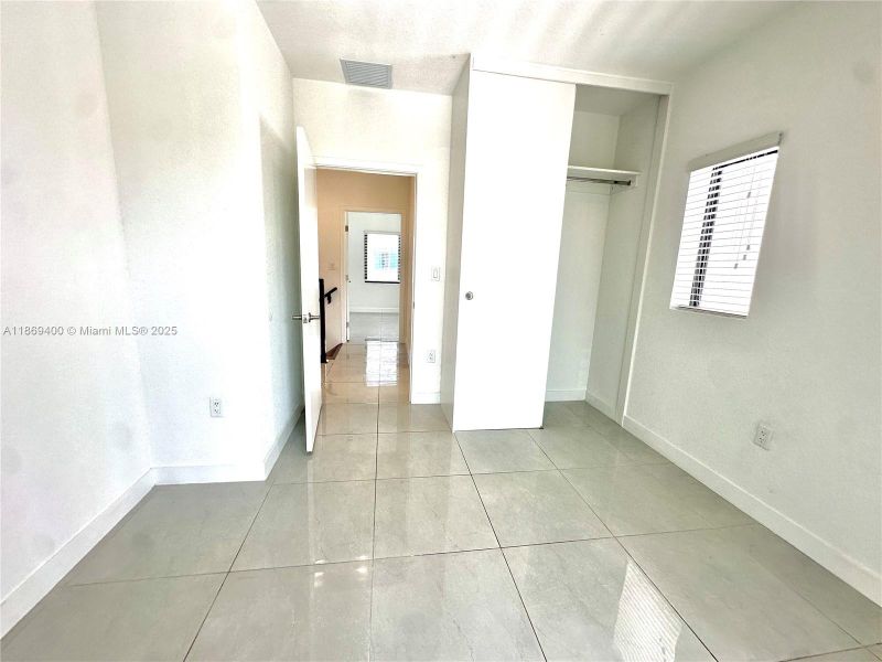 Spacious, unfurnished interior of a new home in , Florida City (Image 9).