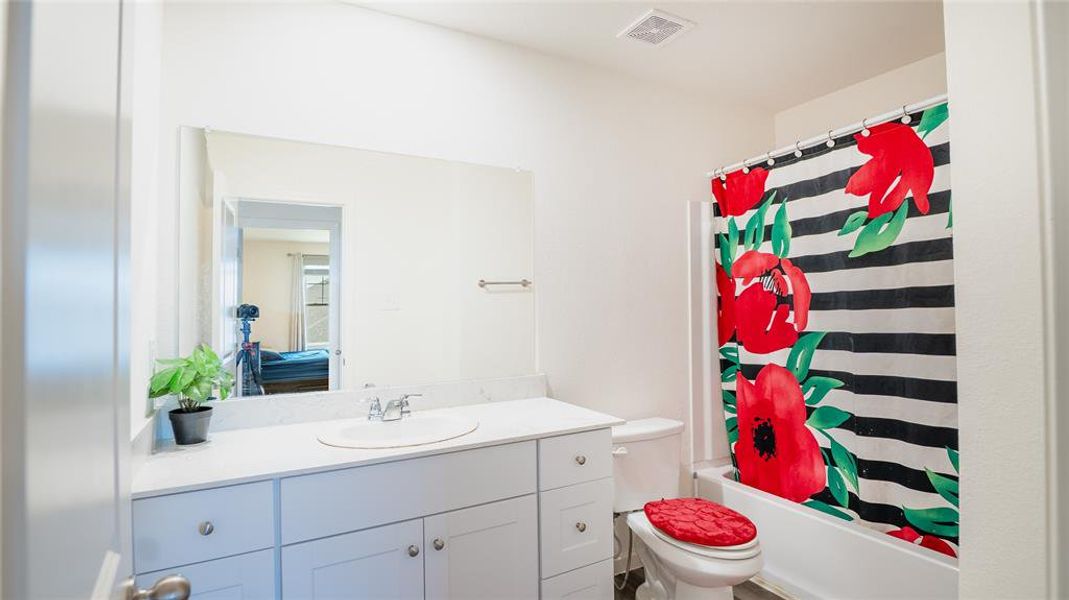 Furnished interior view inside a new home in Ranch at Duck Creek, Fort Worth (Image 8).