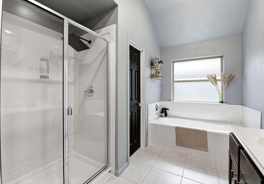 Furnished interior view inside a new home in Pedregal, Dickinson (Image 11).