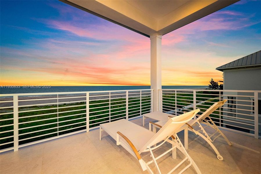 Exterior details and patio area of a home in , Fort Pierce (Image 22).