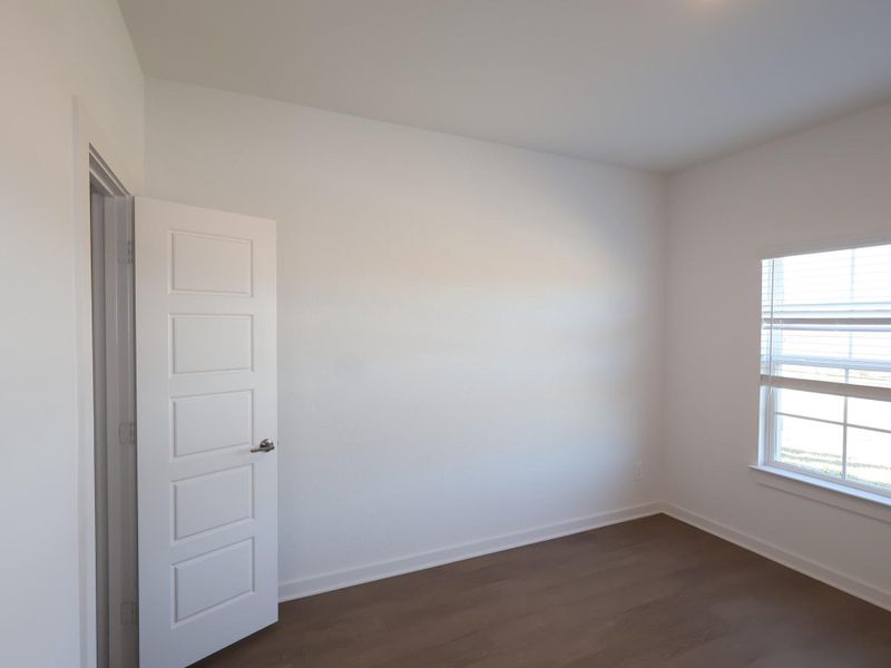 Spacious, unfurnished interior of a new home in Lone Star Landing, Montgomery (Image 20).