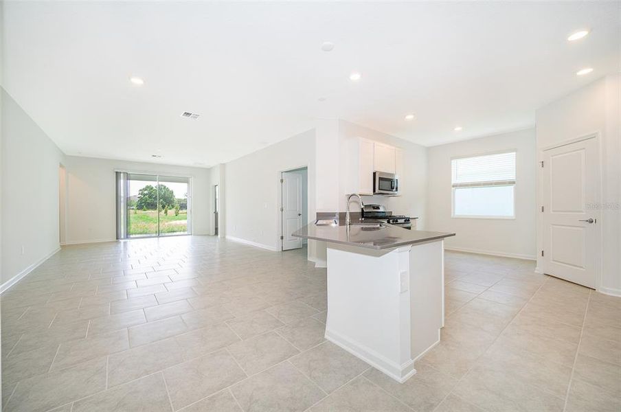 Spacious, unfurnished interior of a new home in Windsong: Estate Collection, Leesburg (Image 8).