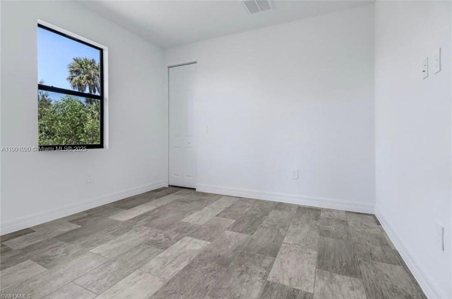 Spacious, unfurnished interior of a new home in , Lehigh Acres (Image 13).