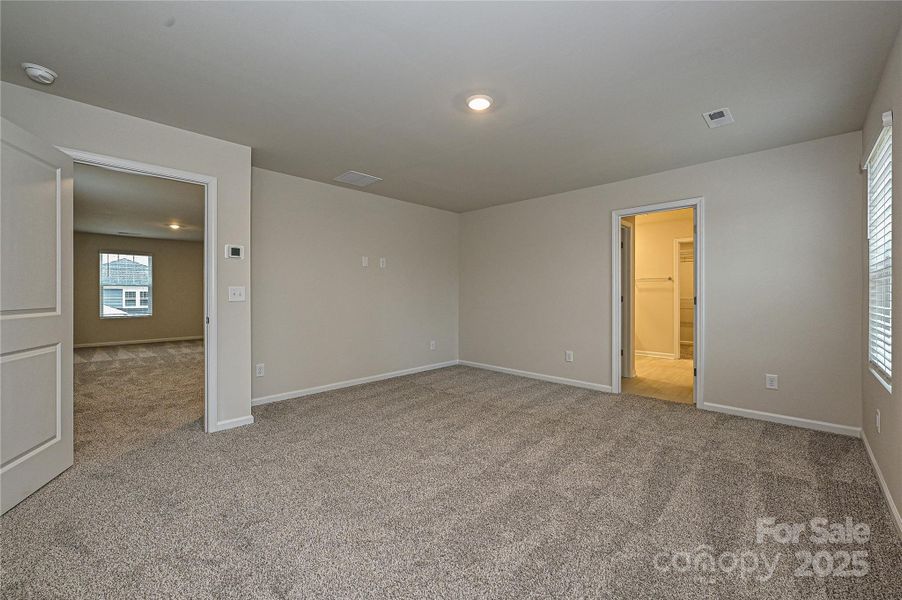 Spacious, unfurnished interior of a new home in Buffalo Ridge, Newton (Image 9).