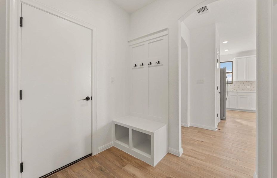 Spacious, unfurnished interior of a new home in Crescent Bluff, Georgetown (Image 24).